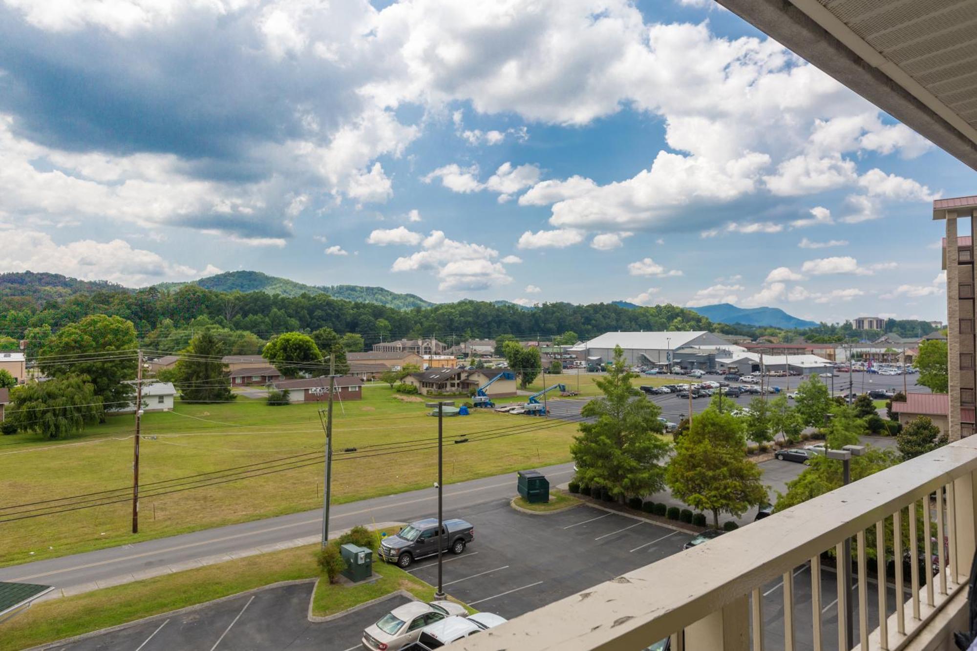 Twin Mountain Inn & Suites Pigeon Forge Exterior photo